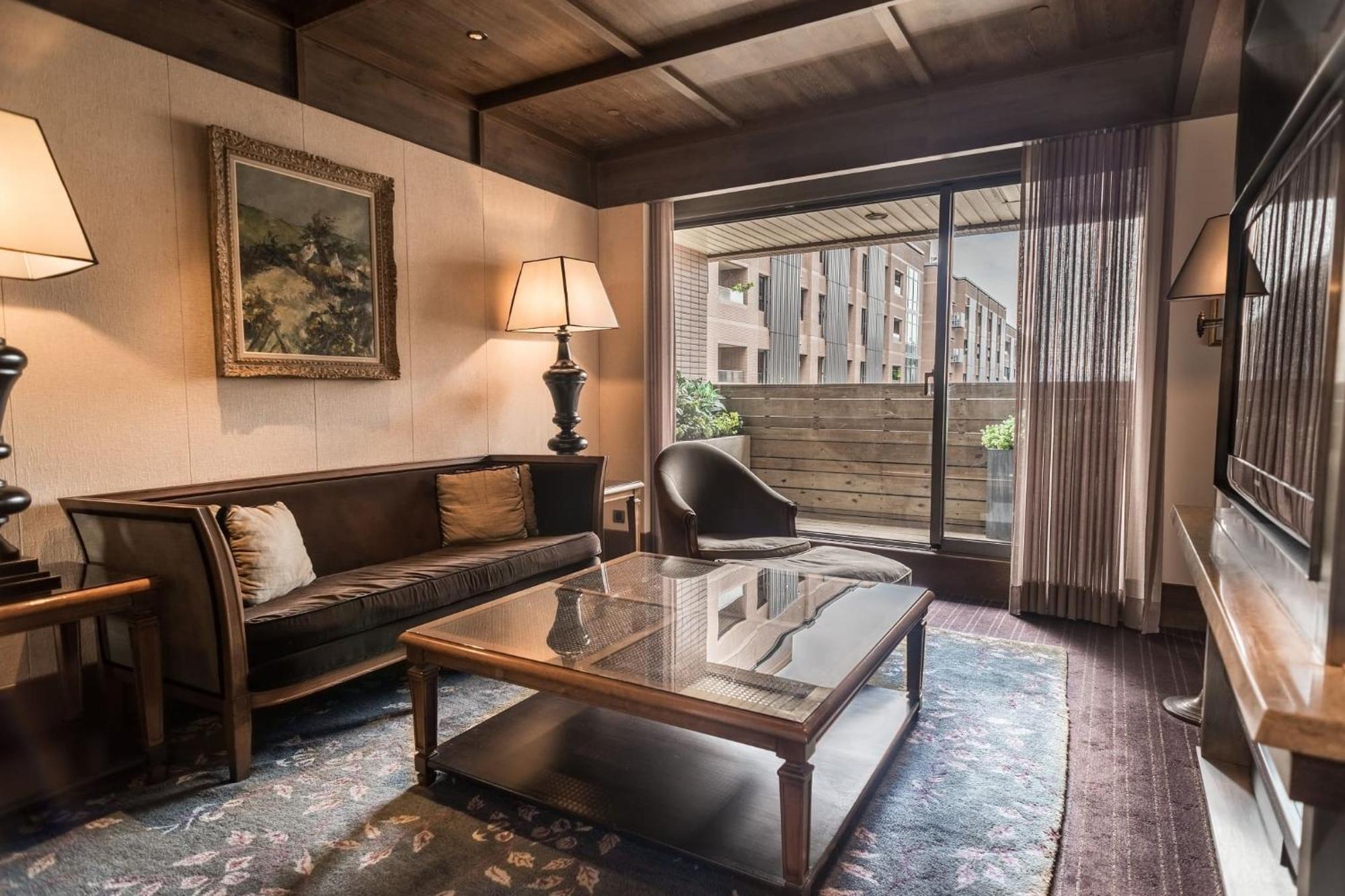 فندق باليه دو شاين تايبيه المظهر الخارجي الصورة A living room in a suite at the hotel