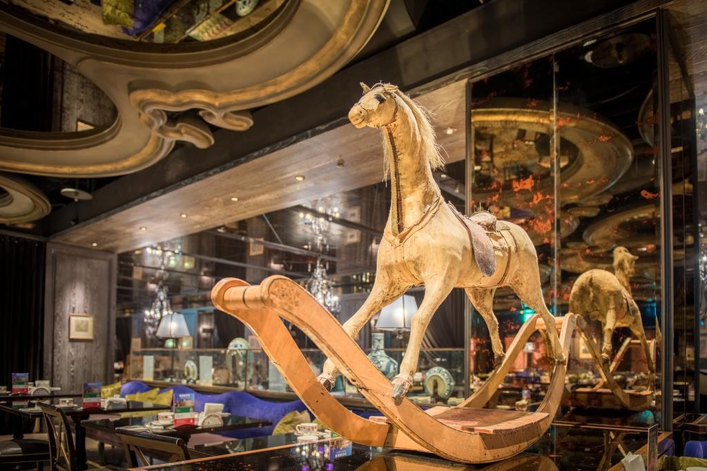 فندق باليه دو شاين تايبيه المظهر الخارجي الصورة The carousel at the entrance of the store